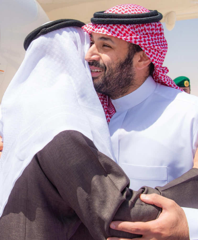 ولي العهد الامير محمد بن سلمان يستقبل رئيس دولة الامارات الشيخ محمد بن زايد في مطار الملك خالد بالرياض #محمد_بن_سلمان #ولي_العهد #محمد_بن_زايد #الملك_سلمان #فيصل_بن_فرحان 