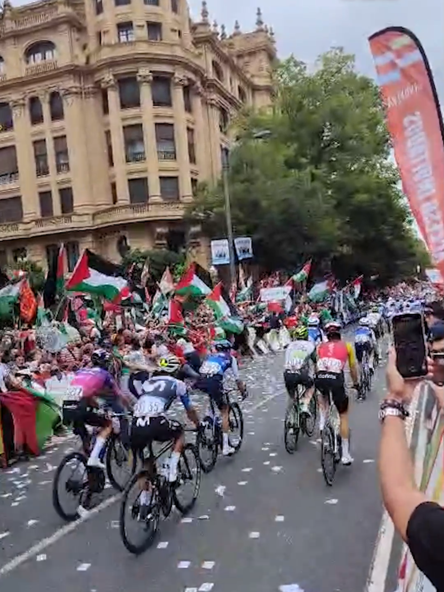 📹 Así ha sido el momento en el que los manifestantes abren el vallado al paso de los corredores por la línea de meta en la undécima etapa de La Vuelta #LaVuelta #ciclismo #palestina #israel #deportesentiktok #protestas #cadenaser