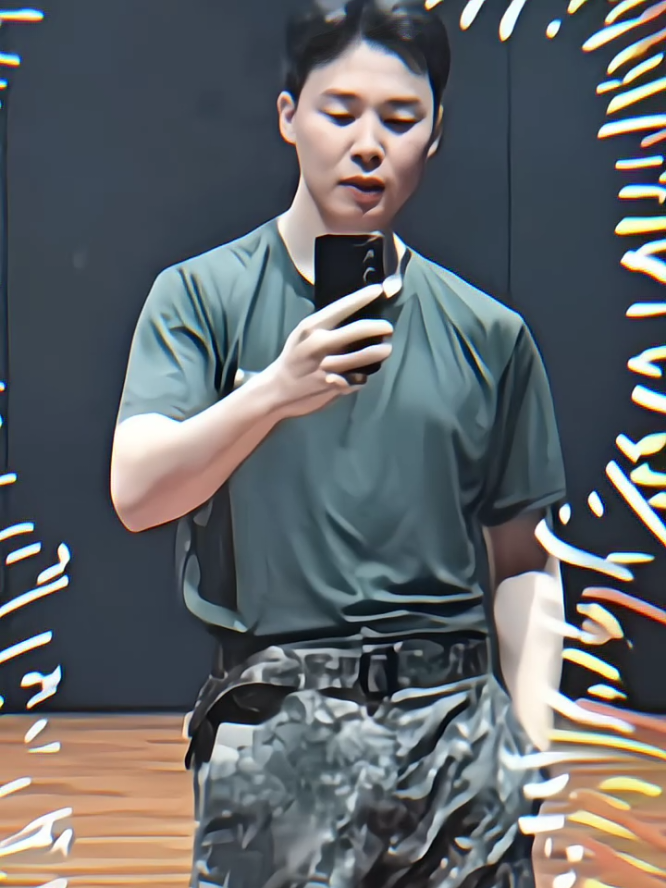 Dia juga pernah jadi mantan terindah aku lo mbakk, tapi tau satu dunia lohh 😘😋 #parkjimin @BTS 