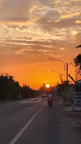 Em thật sự không thức nổi để đón bình minh, nhưng trăm lần như một ...đều luỵ trước hoàng hôn.🌅 Hẫng đi một nhịp-ngắm nhìn và đi tiếp như vậy.🌿 #hoanghonthang9 #chieuChoLach #duongque 