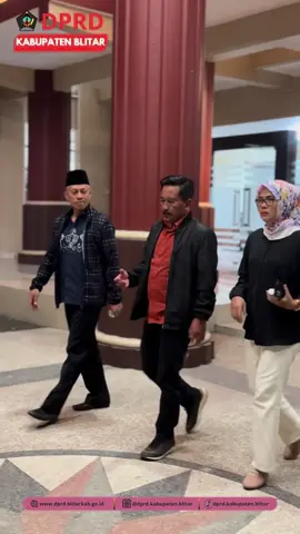Selamat malam sobat Kabupaten Blitar..!!! Kabupaten Blitar, Humas DPRD – Anggota DPRD Kabupaten Blitar, Mujib, SM, bersama Bupati dan Wakil Bupati Blitar, Dandim 0808/Blitar, Kapolres Blitar, Kapolres Blitar Kota, perwakilan Kajari Kabupaten Blitar, Pj. Sekda Kabupaten Blitar, perwakilan Yonif 511/DY, Kepala Bakesbangpol, Kasatpol PP dan Damkar, Kepala Dinas Kominfo, Kepala Dinas Perhubungan, Kabag Umum, serta Staf Ahli Bidang Hukum, Politik dan Pemerintahan melaksanakan Patroli Wilayah Bersama Forkopimda pada Rabu malam (03/09/2025). Patroli wilayah ini menempuh rute berawal dari Kantor Pemkab Blitar menuju Kantor Desa Slorok Kecamatan Garum, Kantor Desa Modangan Kecamatan Nglegok, Desa Gembongan Kecamatan Ponggok, Desa Bakung Kecamatan Udanawu, dan berakhir di Lapangan Temenggungan Kecamatan Udanawu. Kehadiran Forkopimda di berbagai titik dimaksudkan untuk memantau kondisi wilayah sekaligus memberikan rasa aman kepada masyarakat. Ini merupakan upaya nyata dalam menjaga kondusifitas, mempererat sinergi, dan memastikan stabilitas keamanan di Kabupaten Blitar. DPRD Kabupaten Blitar akan terus mendukung langkah-langkah koordinasi dan kebersamaan lintas sektor demi terwujudnya Blitar yang aman, damai, dan sejahtera. 📎 Dan jangan lupa untuk follow akun media sosial kami agar selalu update dengan kegiatan DPRD Kabupaten Blitar! #DPRDKabupatenBlitar #Blitarraya #sobatKabupatenBlitar