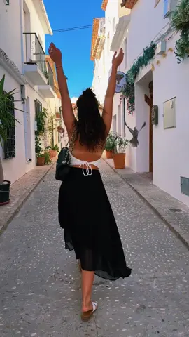 Plimbare prin Altea, aproape de Benidorm… un porumbel îmi ține companie 🕊️🇪🇸 #A#AlteaB#BenidormS#SpaniaC#CălătoriiP#Plimbare      