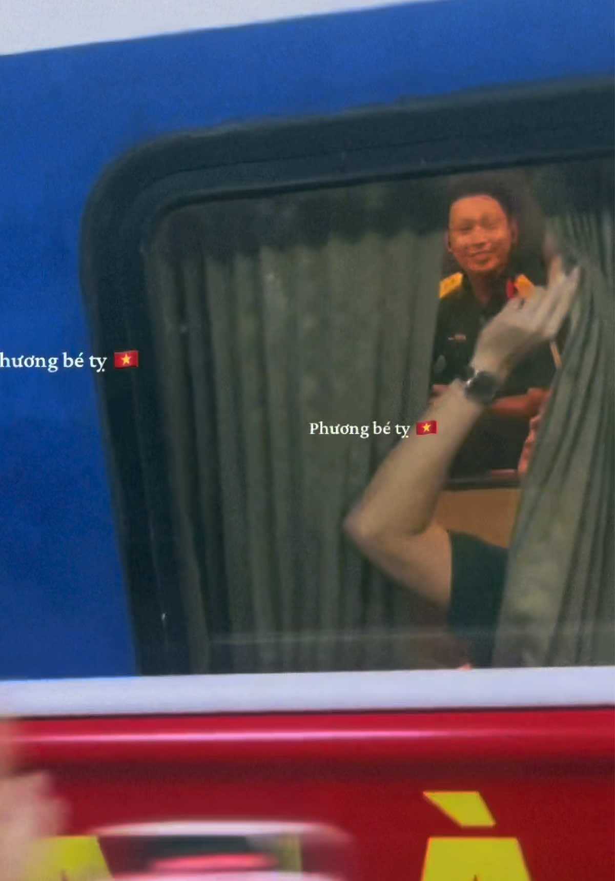 𝐂𝐨̂𝐧𝐠 𝐭𝐚́𝐜 𝐱𝐨𝐧𝐠 𝐫𝐨̂̀𝐢, 𝐯𝐞̂̀ 𝐧𝐡𝐞́ 👋 Chắc chắn, dù có mệt mỏi, có nhiều chuyện trên trời rơi xuống, nhưng cho đến phút cuối cùng thì chính đồng chí ít nhiều cũng có chút luỵ sự yêu mến của miền Bắc tụi tui có đúng không??? Tất cả đến từ rất sớm, bỏ qua hết đồn đoán để chờ đến phút chót nhận ra, mọi người ai cũng muốn nhìn thấy 1 lần nữa. Tàu chạy ai cũng chạy theo, nhìn thấy cánh tay thôi mà mình thấy ai cũng rưng rưng nước mắt...  nhưng đã đến lúc tụi tui trả đồng chí về nơi của đồng chí rùi. Chúc đồng chí mạnh khoẻ, công tác tốt, hạnh phúc với mọi sự lựa chọn của mình nhé!!! Trông vậy thui, chứ tụi tui chạy cỡ 100km/h đó nghen hẹ hẹ 😝 Hẹn 1 dịp nào đó lại được thấy tất cả mọi người 🇻🇳🪖🕊️ #lehoanghiep #vietnam #vietnamtoiyeu #xh 