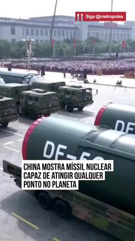 A #China apresentou pela primeira vez suas armas estratégicas baseadas em terra, mar e ar como tríade nuclear no #desfilemilitar que celebra o 80º aniversário da vitória na Guerra de Resistência do Povo Chinês, após a rendição formal do Japão na Segunda Guerra Mundial. A apresentação foi feita nesta quarta-feira (3/9) e incluiu o míssil estratégico nuclear intercontinental de combustível líquido DongFeng-5C (DF-5C). Capaz de atingir qualquer parte do mundo, o míssil DF-5C foi exibido na Praça Tiananmen, em Pequim, durante o desfile militar. O míssil balístico tem alcance superior a 20 mil km e pode atingir qualquer país, informam os chineses. Além dele, outros tipos de armamento também ganharam destaque no desfile, como sistemas de combate aéreo não tripulados, drones e veículos de combate não tripulados baseados no mar. O desfile foi transmitido pela televisão estatal chinesa. Os telões gigantes exibiam símbolos da paz, enquanto a multidão agitava milhares de bandeiras vermelhas distribuídas pelo regime. Dezenas de aviões e helicópteros traçaram o número 80 no céu parcialmente nublado. Após desfilar em carro aberto e passar as tropas em revista, Xi Jinping, o presidente da China, afirmou em seu discurso que “o renascimento da nação chinesa não pode ser contido”. “Agora nosso país chegou a um estágio em que precisamos assumir maiores responsabilidades”, afirmou o presidente chinês. A comemoração aconteceu após o encontro da Cúpula da Organização de Cooperação de Xangai (OCX), que reuniu o bloco de cooperação política, econômica e militar de nove países: China, Índia, Irã, Rússia, Bielorrússia, Cazaquistão, Paquistão, Tajiquistão e Uzbequistão. #TikTokNotícias  📹 CC TV