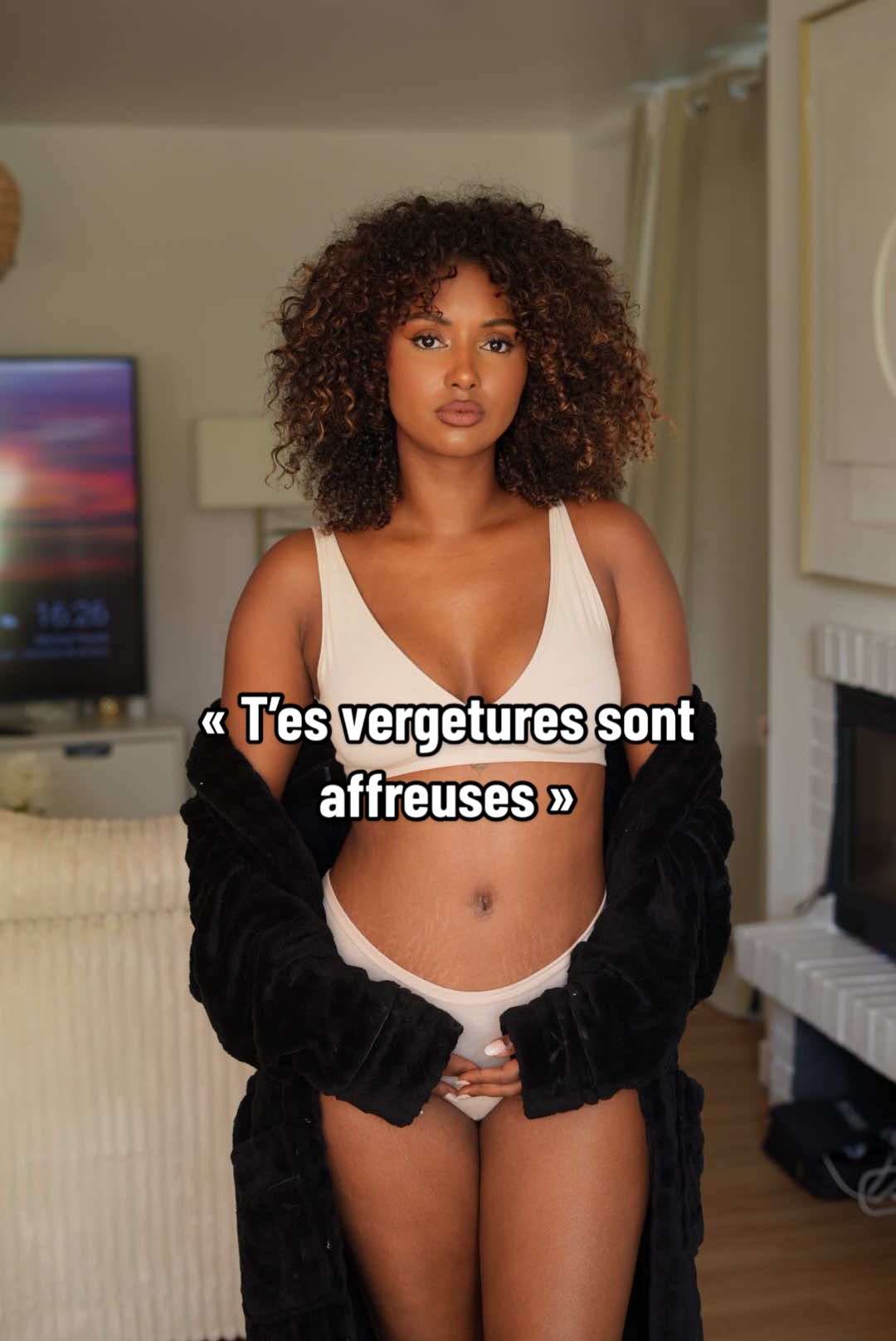 « Tes vergetures sont affreuses » Voilà le genre de commentaire que je reçois.. Mais tu sais quoi ? Ces vergetures je les aime. Elles racontent une histoire : celle de mon corps, de mes deux enfants, de ma vie. J’en ai pas honte. Bien au contraire je les montre avec fierté! Je leur donne le Glow qu’elles méritent ✨ Et si tu trouves ça “affreux” alors peut-être que c’est ton propre regard qu’il faut changer.. Réapprenons à aimer nos corps, même ceux qui ne sont pas filtrés. Surtout venant d’une femme… où est passé la sororité? Je pense que tu dois être mal dans ta peau pour poster ce genre de commentaires à répétition  Mais en attendant que tu ailles mieux, je te fais des gros bisous ✨ #regarddesautres #confiance#confianceensoi #selflove#vergetures 