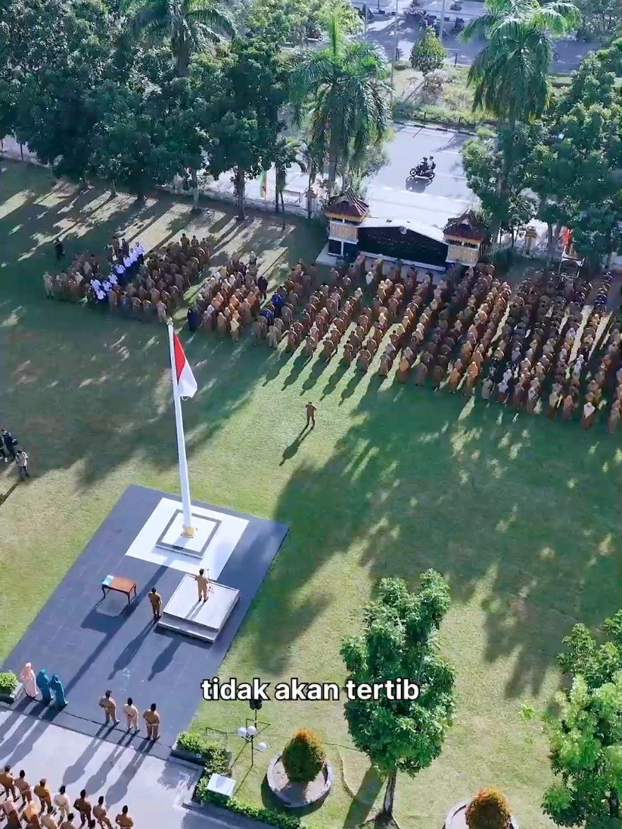 Wali Kota (Wako) Pekanbaru, H. Agung Nugroho, S.E., M.M., menegaskan kepada seluruh kepala Organisasi Perangkat Daerah (OPD) di lingkungan Pemerintah Kota Pekanbaru untuk menjalankan program baru yang dibutuhkan masyarakat.  Kepala OPD jangan sampai hanya menjalankan program yang copy paste atau program itu itu saja, tanpa mengetahui apa yang dibutuhkan oleh masyarakat saat ini.  Hal ini disampaikan oleh Wali Kota Agung Nugroho, saat memimpin acara serah terima jabatan (Sertijab) pejabat eselon II, di Halaman Mal Pelayanan Publik Pekanbaru, Senin (25/8/2025)  Menurutnya, para Kepala OPD yang baru saja dilantik harus membuat dan menjalankan program yang dibutuhkan oleh masyarakat. Agung meminta, agar pelayanan yang diberikan kepada masyarakat bisa maksimal.  Selengkapnya di setdako.pekanbaru.go.id . . .  Videografis Fahmi @AgungNugroho @Markarius Anwar @Sulastri Agung Nugroho  #Pekanbaru #indonesiaemas2045 #KolaborasiBangunNegeri #WaliKotaPekanbaru #AgungNugroho 