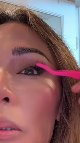 #lashclusters #lashtutorial #selfadhesivelashes #clusterlashes #diylashextensions 
