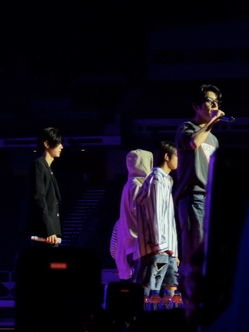 Ini POV buat yang nonton  #WALKTHELINEINSG  Ini tuh VIP Pen A ya guys... STANDING... Seru banget meski kalah body dan sadar diri pendek cuma seru banget nonton Standing itu, pengalamannya itu lo🤣🤣 Emang beda disini eye level angkat hp tapi kalo diluar paham aja. Tapi guys sekali sih harus nyobain standing biar bisa loncat2an jga menikmati bgt konsee pertama ku @enhypen meski dah liat di GDA but ini konser pertamaku nonton Enhypen 2020 dan baru ketemu 2024 hahahaha..  throwback #fate_in_singapore take me back please😭😭😭