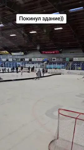 Элвис покинул здание
