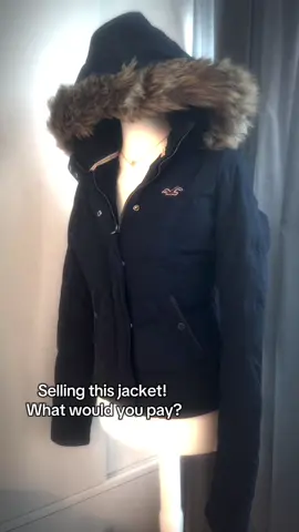 Update: Sold!! Name me some prices meanwhile🙏. Shipping only in Europe!  Size M but fits S-M #hollister #vintagehollister #abercrombie #abercrombieandfitch #vintageabercrombieandfitch #vinted #depop #hollisterjacket #furjacket #vintageabercrombie 