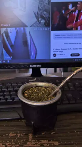 trabajando, tomando mate y mirando el video #mate #stanley #costumbresargentinas #feinmann 