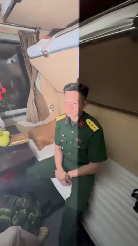 Sít rịt 12h đêmmm giờ về mới có tgian up. Lên tàu chào tạm biệt Hiệp về miền Nam hồi tối nay 🥹 Video k chỉnh sửa hay ghép nhạc 🤣 giọng em hơiii điêu tí hihiii mai có ảnh gửi chị em ngắm nhaaa #lehoanghiep #a80 #lehoanghiep1996 #quandoinhandanvietnam 
