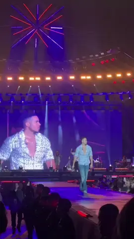La bella y la bestia - Romeo santos #musica #romeosantos #aventura #labellaylabestia #lirycs_music 