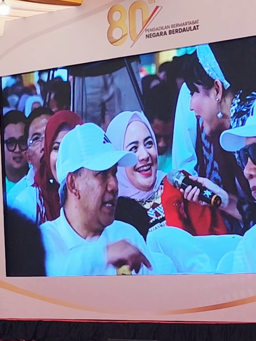 Terima kasih keluarga besar Mahkamah Agung RI sudah nyanyi bareng ya. Senang bisa menghibur. Semoga kebersamaan ini membawa berkah ya. 🙏❤️ Ijin pinjam lagunya ya mas @ndarboy_genk . Terima kasih, semoga menjadi berkah. 🙏 @info.mahkamahagung @mahkamahagungfc  #mahkamahagungri #koyojogjaistimewa 