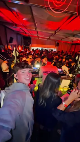este chico se ha colado en nuestra fiesta, aunque creo que no será la última… 😉🫱🏼‍🫲🏽🌶️  #theroom #party #house #fiesta #fyp #clubbing #cerdanya 