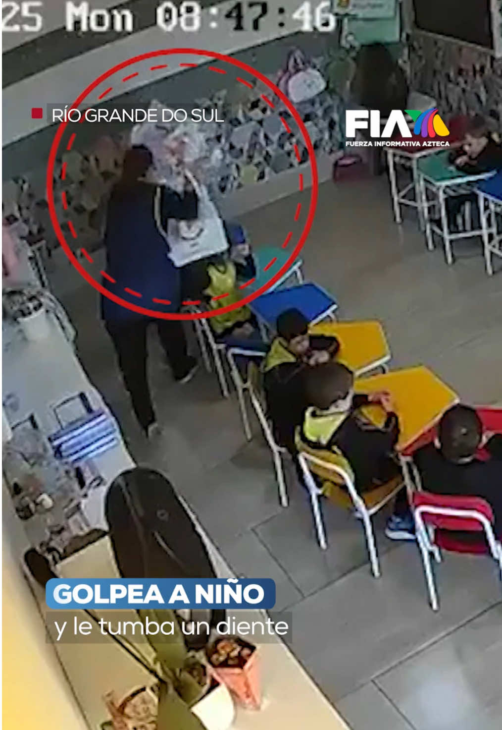 ¡Con los niños NO! 😡 Una maestra golpeó brutalmente a un niño de 4 años con un libro, causándole la pérdida de un diente y dejando seis más a punto de caer. La agresión, que ocurrió frente a sus compañeros, ha generado una ola de indignación en redes sociales. Afortunadamente, la responsable fue detenida cuando intentaba huir. La información con #LosRuizLara.  #Brasil #Noticias #AztecaNoticias #noticiastiktok