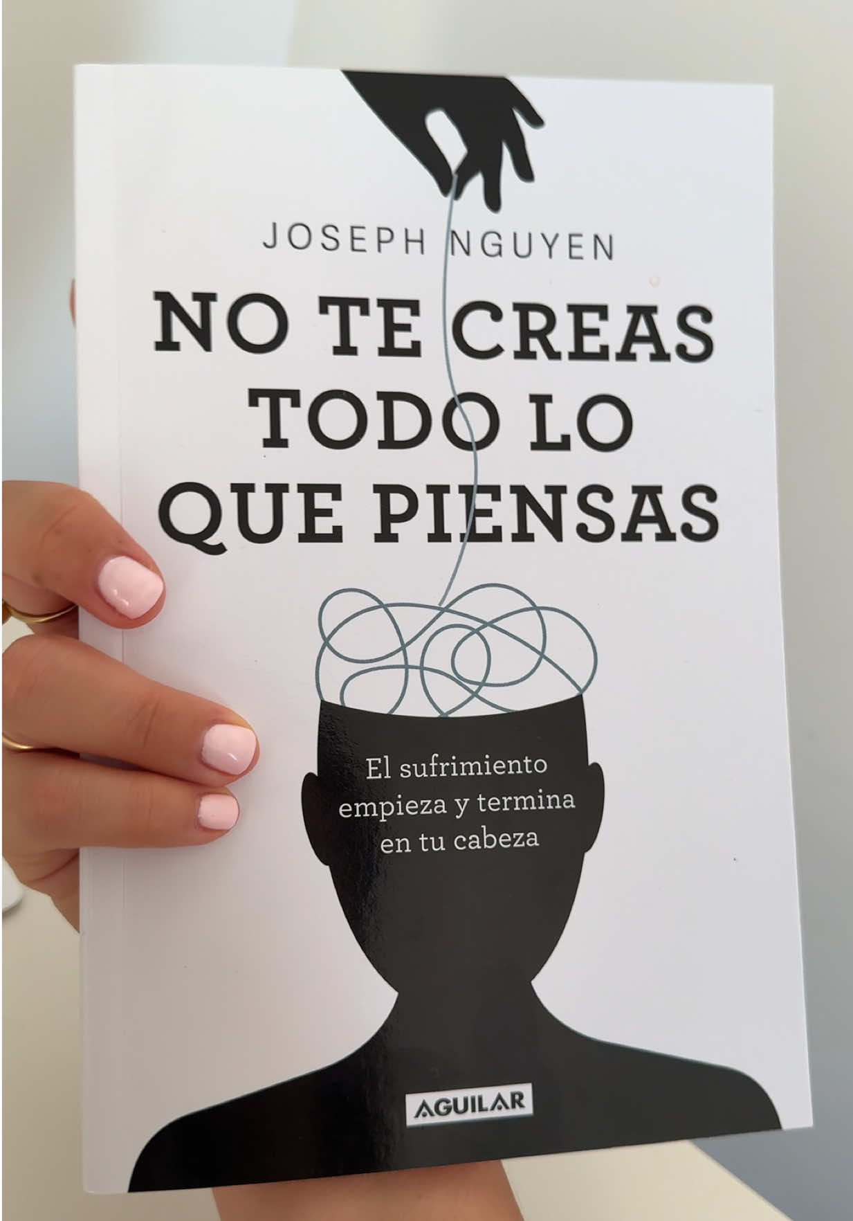📖 No te creas todo lo que piensas es un libro transformador que te ayuda a entender cómo tus pensamientos influyen en tu vida diaria.  Joseph Nguyen revela herramientas prácticas para calmar la mente, reducir el sufrimiento y alcanzar mayor paz interior. Una guía clara para liberarte de creencias limitantes y vivir con más conciencia, equilibrio y plenitud. Ideal para quienes buscan desarrollo personal y bienestar emocional. #DesarrolloPersonal #SaludMental #BienestarEmocional #LibrosRecomendados #CrecimientoPersonal 