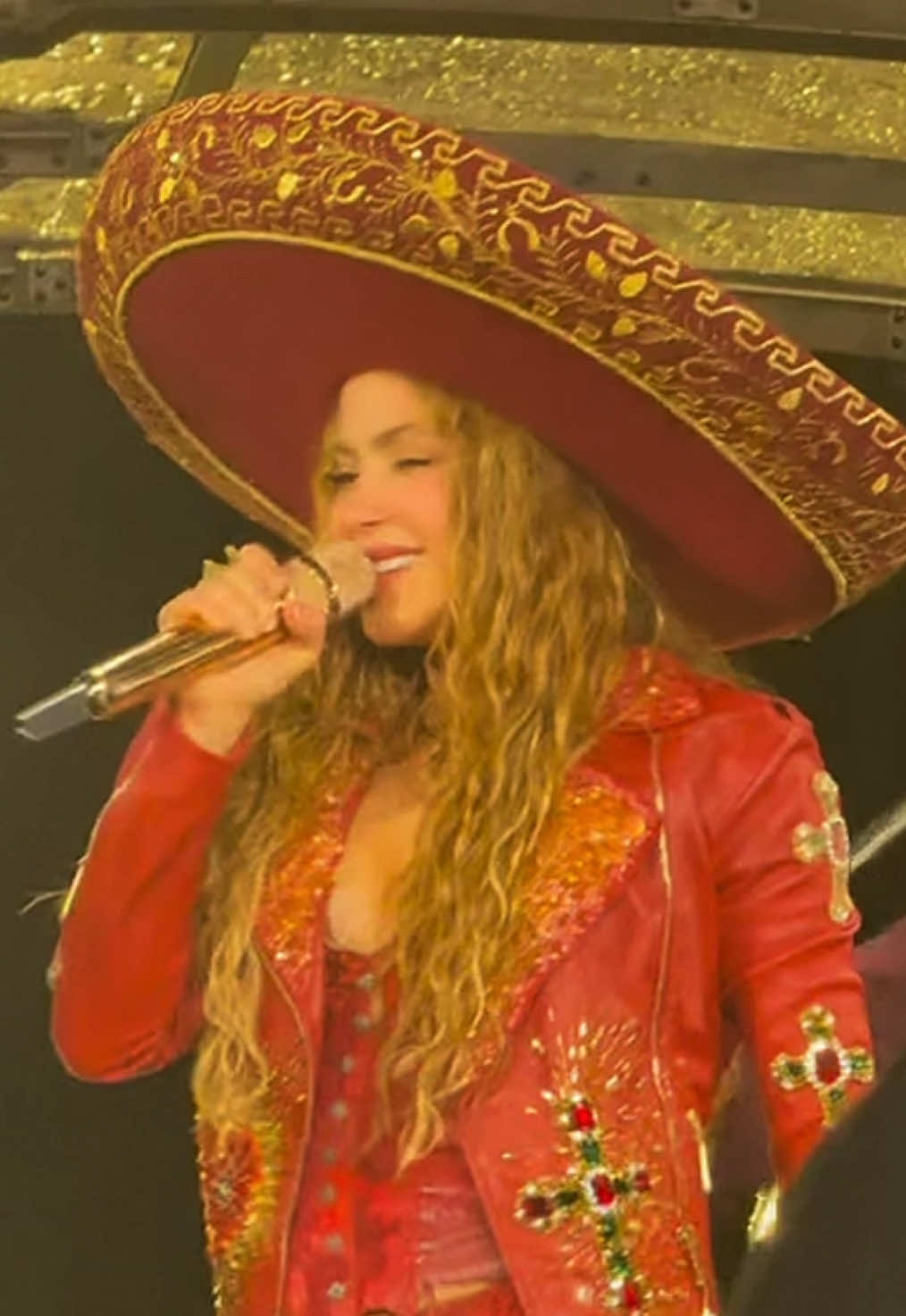 Shakira con sombrero nuevo para ‘Sombras nada más’ en Querétaro, México (noche 1)  #shakira #foryou #foryoupage 