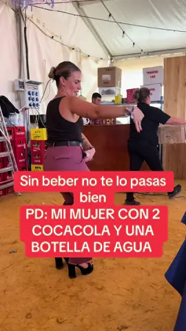 Cuando te dicen si no bebes no te lo pasas bien … mi mujer dándolo todo con 2 cocacola y una botella de agua #feria #jajja #baile 