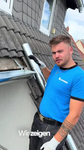 Wir zeigen, wie man ein Fallrohr in eine Dachrinne einlötet. Es kommt auf jedes Millimeter an, damit es am Ende von unten gut aussieht und man vernünftig löten kann. Wir erklären Schritt für Schritt, worauf man achten muss - vom Zuschneiden des Rohrs bis hin zum Anbringen und Löten. #Dachrinne #Fallrohr #Löten #Handwerksarbeit #Metallbearbeitung