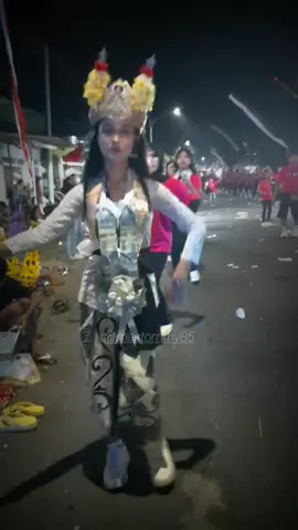 Joget Asik Karnaval Tegalsari #jogetasik #dancer #kostumkarnaval #karnaval #karnavalhoreg #soundhoreg #fypage #viraltiktok #djremix #djviral #tegalsari #banyuwangi #jawatimur #indonesia 