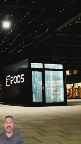 Em Londres, um cara criou um negócio simples que transformou um container vazio numa mini academia privada — e hoje tem mais de 100 espalhados pelo mundo. Sem funcionários, sem fila, sem complicação. A pessoa agenda, treina sozinha e vai embora. Esse modelo virou um negócio milionário — e você pode ser o primeiro a adaptar essa ideia no Brasil com estruturas simples e baixo custo. Se você quer empreender com algo novo, me segue que eu posto ideias assim todos os dias! 🎥 Créditos: @pt_pods #ideiadenegocio #negociolucrativo #negocioemcasabr #empreendedorismobr   #negociomilionario             
