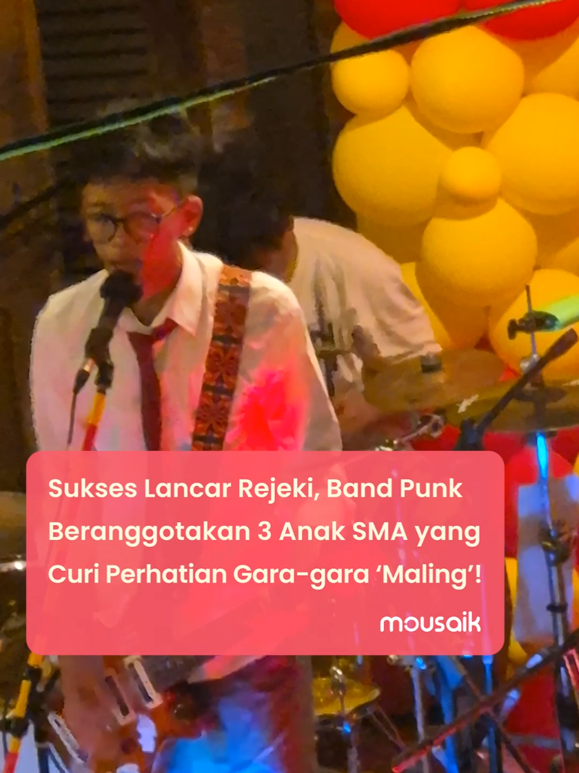 kalo udah ngelapor, kira-kira bakal langsung ditangkep gak sih guys? 🤷‍♂️ Sukses Lancar Rejeki (@sukseslancarrejeki), trio anak SMA yang lagi rame dibicarain, baru aja ngerilis album penuh pertama mereka berjudul “Bisa Meledak”. Anggotanya ada Mahes (kelas 10, vokal & gitar), Jalil (kelas 12, bass & vokal), sama Bumbum (kelas 11, vokal & drum). Masih sekolah, tapi karyanya udah serius banget! Isi albumnya ada 13 lagu dengan alur punk yang enerjik banget. Ritmenya asik, bikin pendengar kebawa semangat muda yang meledak-ledak. Dari semua lagu, yang paling mencuri perhatian di telinga orang-orang tuh “Maling”. Jangan salah paham dulu, lagunya bukan nuduh orang, tapi ngajak kita lebih sadar sama diri sendiri. Siapa tau tanpa sadar kita juga pernah jadi 'maling' kecil-kecilan yang udah ngambil hak orang lain, kayak ...... (isi sendiri) Album “Bisa Meledak” resmi dirilis bareng Kobra Musik dan demajors mulai Jumat, 29 Agustus 2025. Bisa dibeli dalam bentuk CD atau didengerin langsung di digital platform. Jadi, buat yang penasaran sama semangat bocah SMA yang musiknya udah siap tarung, langsung aja kepoin! #MOUSAIK #MusikIndonesia