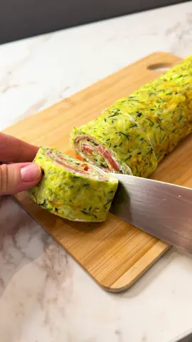 Ruladă din dovlecei: Ingrediente: 2 dovlecei  2 ouă  3linguri cu vârf de făină  Jumătate de linguriță praf de usturoi  Jumătate de linguriță piper  O linguriță de sare  Șuncă  O roșie 🍅   Pentru sos: 3 linguri cu Iaurt  2 linguri cremă de brânză  Usturoi după gust  Un pic de sare  Mărar  Punem la cuptorul preîncălzit la 200 de grade 20 de minute  #fyp #fpyツ #viralreels #rulada #fyyyyyyyyyyyyyyyy 