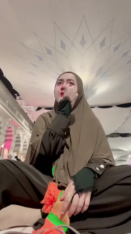Tidak pernah sedikitpun terlupakan kemudahan apa yg sya terima selama di sana #mekkahmadinah  Dari mulai di mudahkan dlm melangkah masuk ke masjid nabawi berkali kali,raudah lumayan lama,memegang hajar aswad,memegang pintu kakbah sampai tangan ku di bantu di gapai naik ke atas sama orang bule(siapapun itu orangnya trimakasih🥲♥️),mencium kakbah berkali kali,mencium al muntazam sangat lama.nikmat mana yg mau ak dustakan🥲♥️