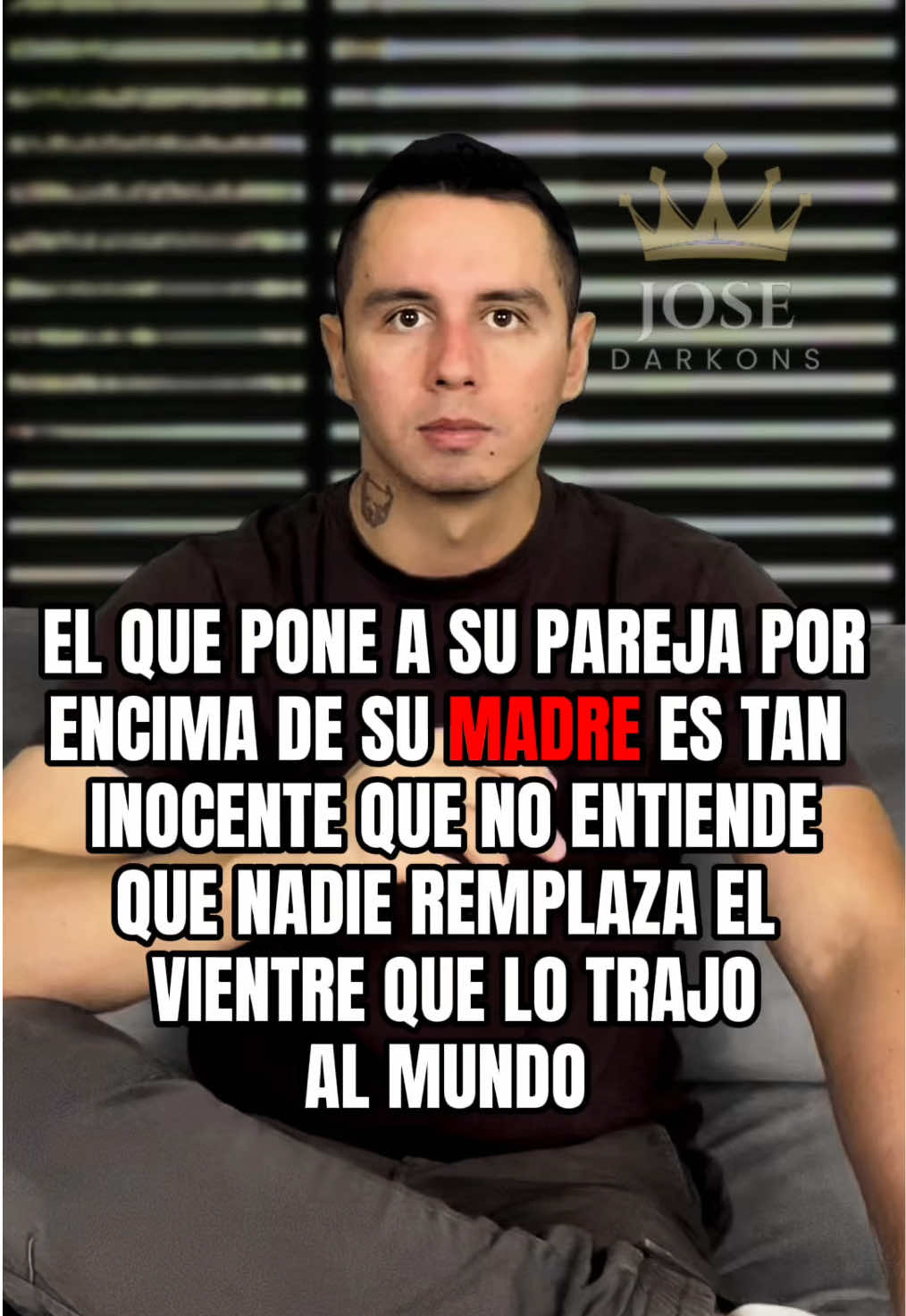 El que pone a su pareja por encima de su madre es tan inocente que no entiende que nadie reemplaza el vientre que lo trajo al mundo. 💔👩‍🍼 Una pareja puede llegar y partir, pero madre solo hay una. Honrarla es darle valor al origen de tu vida. #AmorDeMadre #Respeto #Reflexión #madreslatinas #mamasenusa 