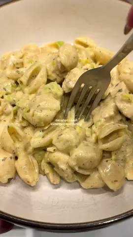 chicken & leek creamy pasta 🤤 Ingredients (serves 3): 2 large leeks, sliced 3 large garlic cloves, diced 3 chicken breasts, chopped 1 tbsp mixed herbs 1 tsp paprika Pinch of salt, sugar and pepper 3 tbsp 50% less fat creme fraiche 100ml chicken stock 50ml single cream 1/2 cup Parmesan  240g dry weight pasta  Firstly, dice your garlic and slice your leeks and fry off in a pan until soft. Then chop your chicken and add to the pan. Add all your seasonings and fry off until sealed. Then add the creme fraiche, stock and single cream and mix until it forms a sauce. Pop your pasta onto boil and let your sauce simmer until the chicken and pasta cooks.  Add your pasta to the sauce with some Parmesan and enjoy!  #chickenandleekpasta #highproteinmeals #mealprepideas #autumnrecipes #chickenpastarecipe 