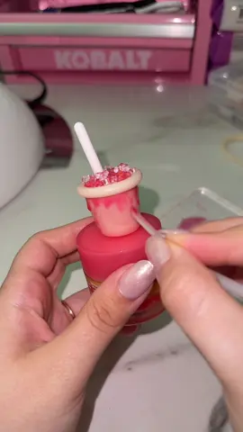 Pink lemonade applicator holder! 🩷🍋🩷🍋🩷🍋. Everyone PLEASE tag @laneige_us so they notice me and hopefully add me to their PR list. A girl can dream 🤞🤞🤞🤞🤞🤞#followme #polymerclayartist #SmallBusiness #fouryoupage #laneige 