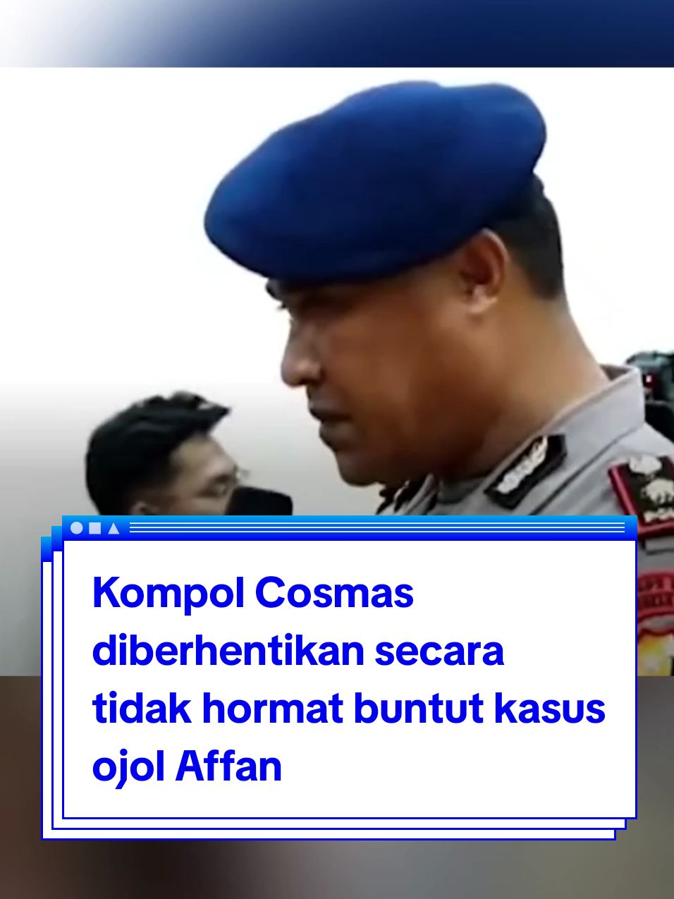 Komandan Batalyon Resimen 4 Korbrimob Polri, Kompol Cosmas K. Gae, menangis saat mendengar putusan Pemberhentian Tidak Dengan Hormat (PTDH) dalam sidang Komisi Kode Etik Polri (KKEP) di Gedung TNCC Mabes Polri. Keputusan ini dibacakan oleh Ketua Majelis Sidang KKEP Kombes Heri Setiawan pada Rabu (3/10). Cosmas mengaku sedih dan menegaskan tidak ada niat untuk mencelakakan siapa pun. Ia menyampaikan duka cita mendalam kepada keluarga Affan Kurniawan, pengemudi ojek daring yang menjadi korban dalam peristiwa tersebut. Sebagai informasi, ada tujuh anggota Brimob yang berada dalam rantis yang melindas Affan. Terhadap mereka dibagi menjadi dua kategori pelanggaran, yakni kategori berat dan sedang. Pelanggaran etik berat: 1. Bripka Rohmat (sopir rantis) 2. Kompol Kosmas K Gae (duduk di sebelah kemudi rantis) Pelanggaran etik sedang: duduk di kursi penumpang belakang 1. Aipda M Rohyani 2. Briptu Danang 3. Briptu Mardin 4. Baraka Jana Edi 5. Baraka Yohanes David #kompolcosmas #brimob #affan #mazedaily #demo