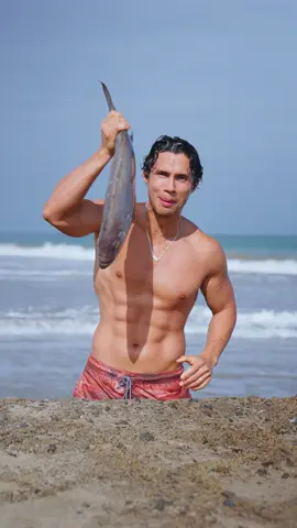 Un ceviche con el mar de fondo sabe diferente… y más aún si es en Máncora 🌊🐟 Hoy preparé un ceviche de mero fresquísimo, con todo el sabor de Piura y ese espíritu norteño que se siente en cada bocado. Porque el norte no solo tiene playas increíbles, también tiene una cocina poderosa que refleja la identidad y el corazón de su gente. 🇵🇪✨ #CevicheDeMero #RodrigoFernandini #Piura #Máncora #NorteDelPerú  