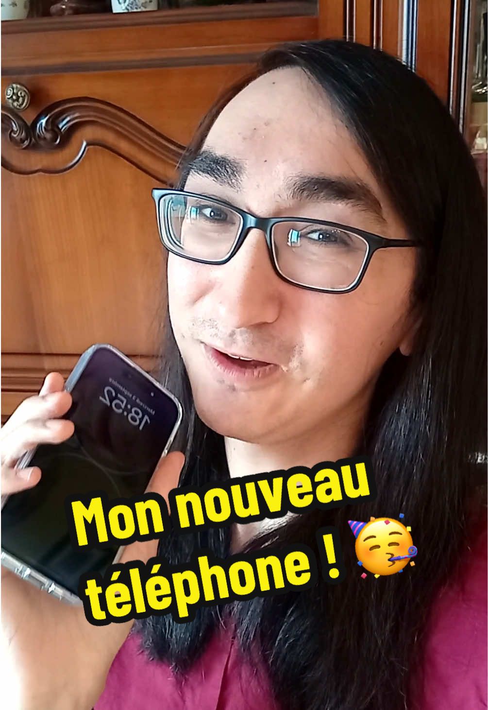 C’est la fin : c’est la dernière fois que vous me voyez avec mon ancien téléphone ! Aujourd’hui on inaugure mon IPhone Pro 14, quitte nous réserve une qualité phénoménale sur les réseaux ! 🥳🥳🥳 #yoshiaki #Lifestyle #storytime #iphone #telephone 
