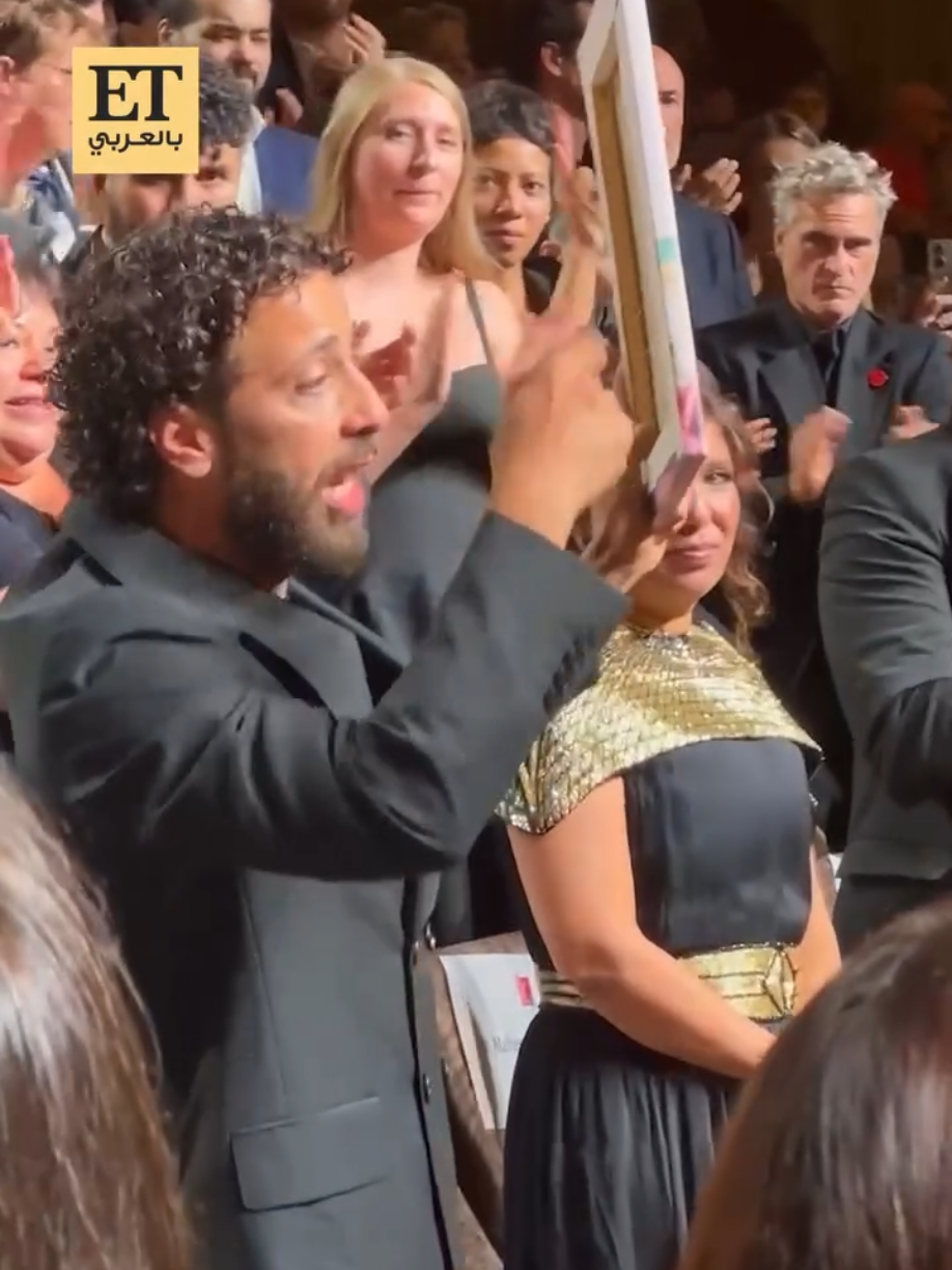 صناع فيلم و أبطال فيلم “صوت هند رجب” يرفعون علم فلسطين بالقاعة بعد انتهاء العرض العالمي الأول للفيلم.  كما حصل على أطول مدة تصفيق على مدار عروض أفلام مهرجان فينيسيا، وصلت إلى حوالي 25 دقيقة، وقف خلالها الجمهور؛ لتحية الصناع والطفلة الراحلة هند رجب. 2025 #صوت_هند_رجب  #مهرجان_البندقية_السينمائي  #فلسطين 