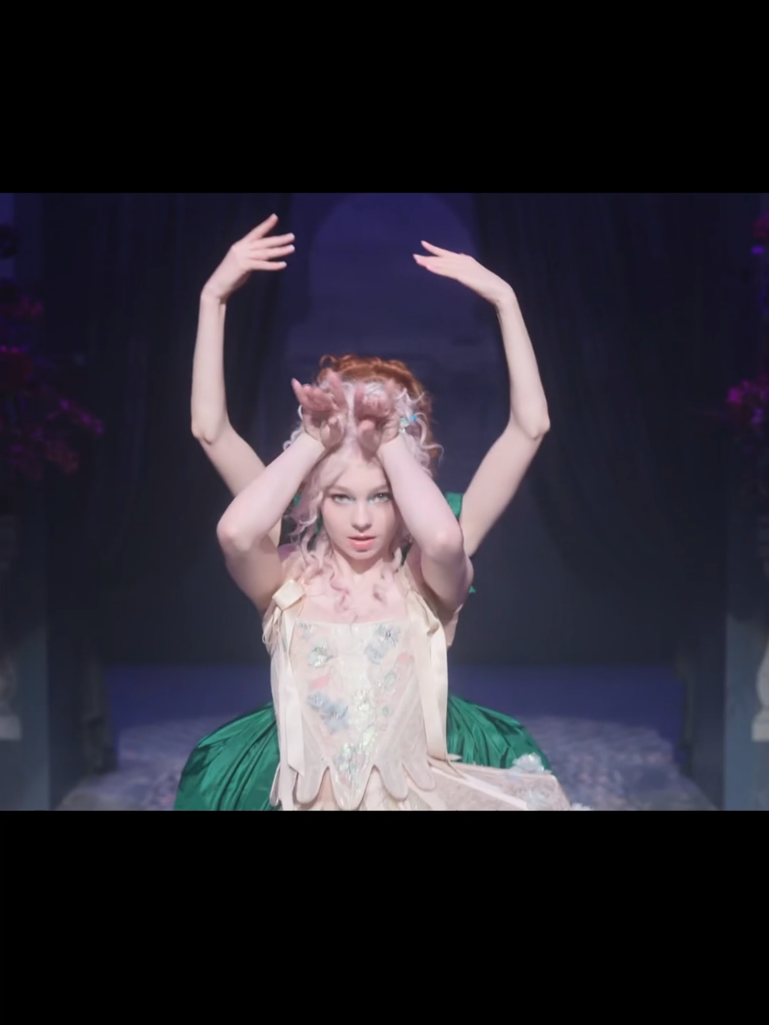 El Nuevo baile en merlina - Lady Gaga - The Dead Dance del capitulo 7 de la segunda temporada, ya quiero ver a los tiktokers haciendo las partes donde flotan, se que se las ingeniaran para hacerlo #wendsday #wendsdaynetflix #fypシ #merlina #merlinanetflix #ladygaga #thedeaddance