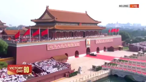 🇨🇳 Astăzi, în Piața Tiananmen din Beijing, China a organizat cea mai mare paradă militară din istoria sa, marcând 80 de ani de la sfârșitul celui de-al Doilea Război Mondial. 🚀 Au fost prezentate pentru prima dată toate componentele triadei nucleare (terestru, aerian, submarin), rachete hipersonice, drone submarine și chiar trupe cibernetice. 🤝 Xi Jinping a defilat alături de Vladimir Putin și Kim Jong Un, un mesaj clar către Washington și aliații săi. ⚠️ Experții avertizează însă că spectacolul propagandistic nu înseamnă neapărat și putere reală pe câmpul de luptă. 👉 O paradă fastuoasă, dar și un semnal geopolitic: China vrea să arate lumii că este pregătită pentru orice. #China #ParadaMilitara #Geopolitica #Putere #XiJinping
