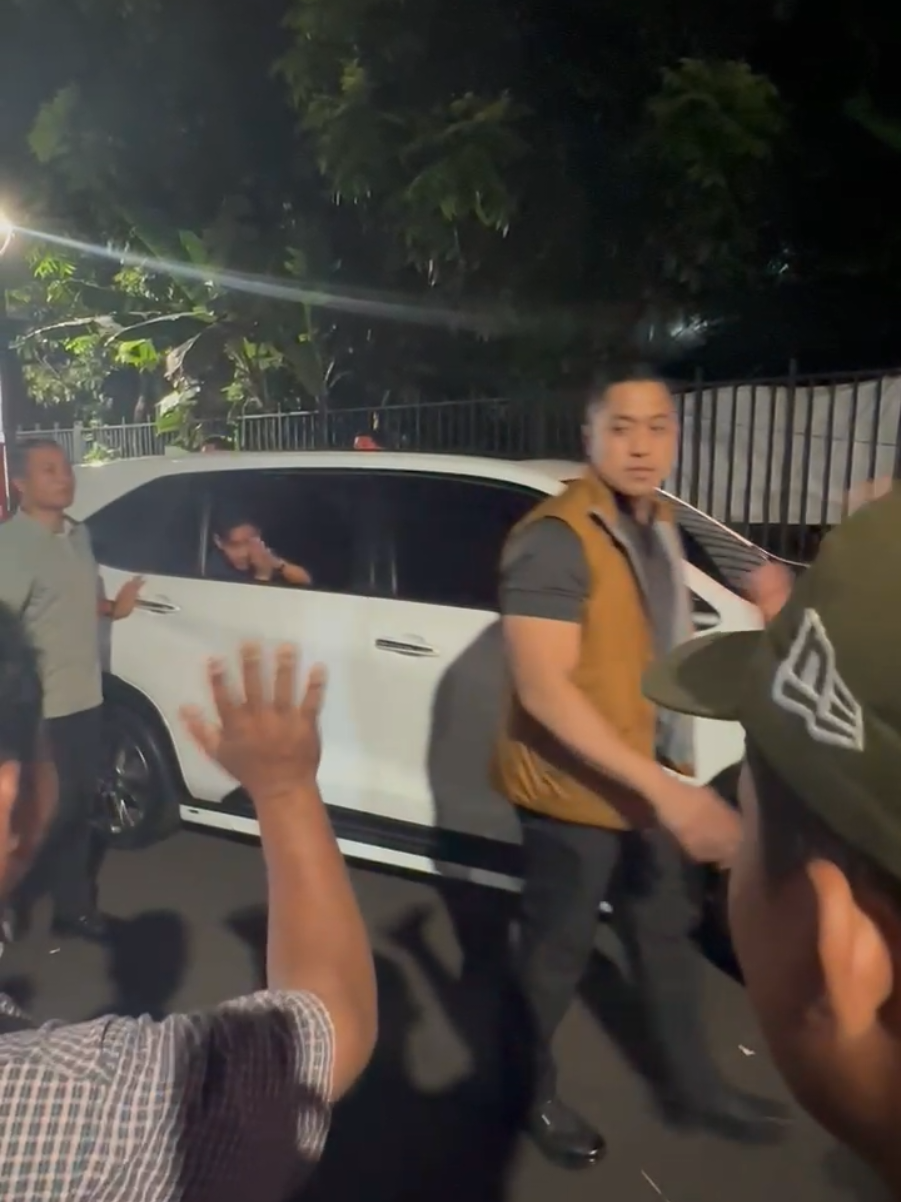 Pastikan roda ekonomi berputar, Wapres tengah malam datangi Pasar snack / sentra kue senen #gibran #gibranrakabuming #jokowi #wapres #jokowidodo 