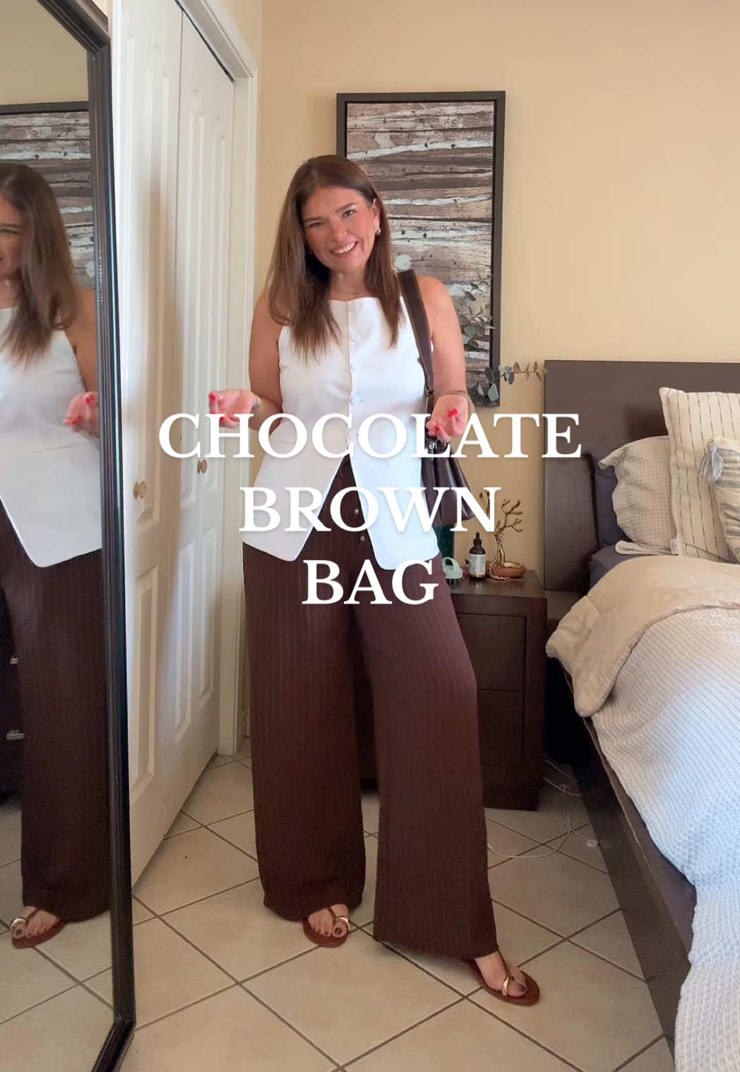 Idea de outfit super comodo y moderno para una mamá en sus 40s🤎🤎🤎 #brownbag #brownpants #outfitoftheday #outfitideas #whiteandbrownoutfit 