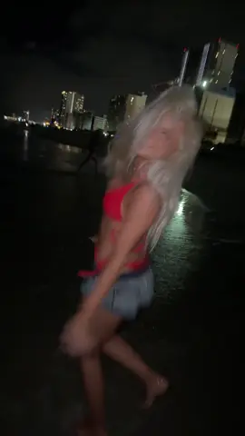 I just love running on the beach  #fyp #amalie #trend #lipsync #beach 