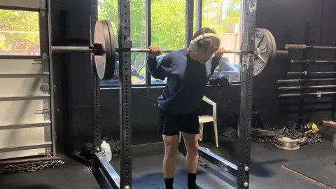 I spoke to an older guy between these sets of squats and he gave me some insight on my form and pointed out that I never exhale during my squats completely random but it showed me that there is always more to improve on  #LanguageLearning #gym #foryourpage #squats 