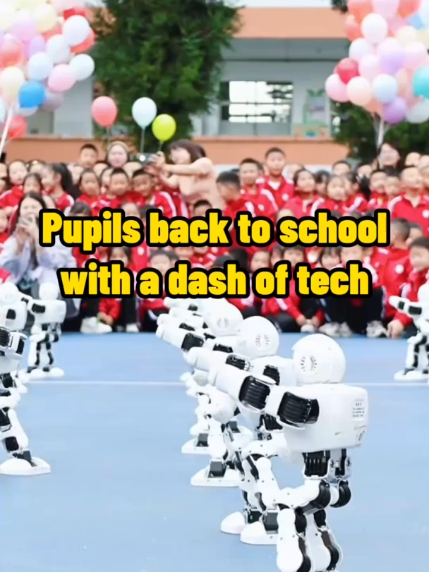 Students in south China started their new semester in #school with...a dash of #robot