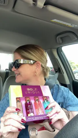 Entre mi hija y yo tenemos un debate 😅… ella dice que esta cajita de fragancias son perfumes porque a ella le gusta usarlos así, y yo le digo que cubana que se respete les llama colonia, porque toda la vida la usamos después del baño 🚿. Lo cierto es que este set trae 4 aromas deliciosos: florales, dulces, con vainilla, y me parece perfecto para regalos 🎁. Yo lo pedí justamente para eso, y te dejo el enlace aquí abajo por si lo quieres aprovechar. #MiHogarActivo #MiHogarActivo #TikTokShop #Perfumes #Colonias    