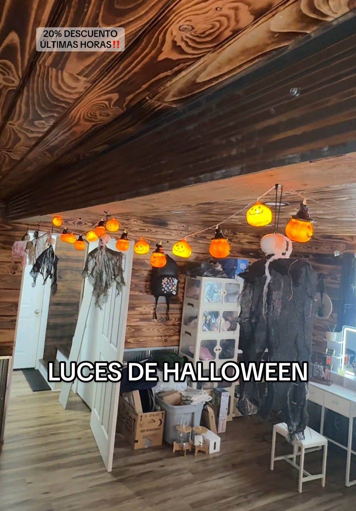 Pumpkin String Lights con sombrero de bruja 🎃✨ — perfectas para decorar tu porch, jardín o ventana en Halloween. Funcionan con batería, fáciles de colocar en cualquier lugar, ideales para darle un toque spooky a tus fiestas. #Joytutus #PumpkinLights #HalloweenDecor #SpookyVibes #TrickOrTreat