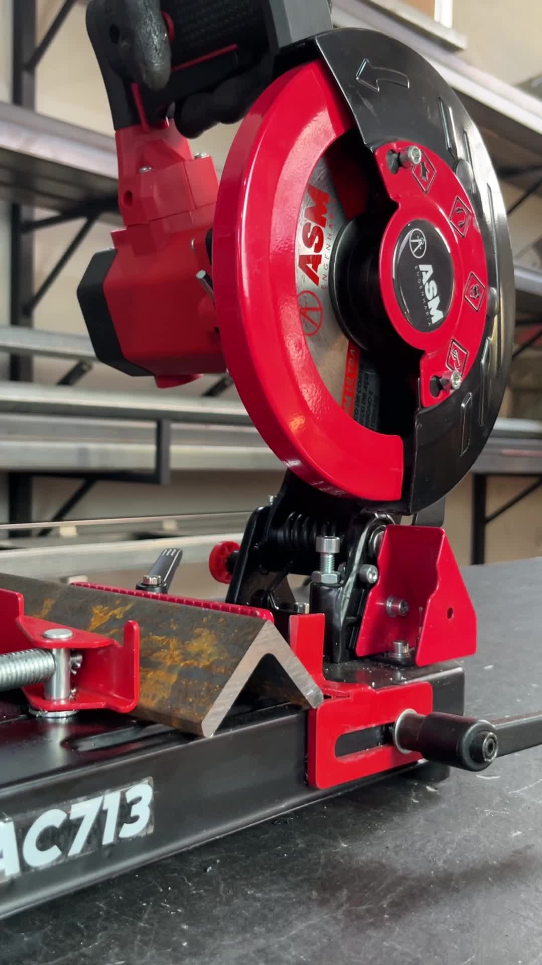 A Policorte Portátil AC713 oferece precisão e praticidade em qualquer ambiente de trabalho. Compacta, resistente e eficiente, é a escolha ideal para quem busca mobilidade sem abrir mão da performance.