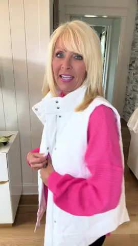 Super cute quilted puffer vest by Evaless! Comes in lots of colors. #evalessfashion #puffervest #vest @Evaless_official 