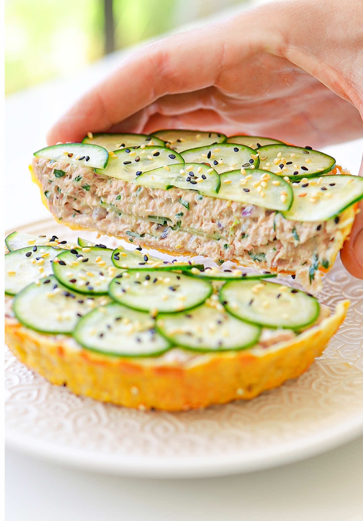 Torta FIT fácil - massa fininha e crocante (menos de 200 calorias e mais de 20g de proteína)  📌 Salva essa receita para lembrar de fazer 👯‍♀️ Marca aquele amigo que gosta de receitas fit 👉 Para mais receitas siga @bettoauge Ingredientes para uma unidade (2 porções) Recheio  1 lata de atum (ou frango desfiado) 1/2 cebola pequena 4 colheres de sopa de creme de ricota light  2 colheres de sopa de cebolinha ou salsinha 1 colher de chá de raspas de limão 1 colher de sopa de suco de limão 1/2 pepino fatiado bem fininho Sal e pimenta do reino a gosto Massa: eu usei massa de pastel, mas você pode usar a massa que preferir para fazer a base crocante.  Tamanho da forma: 15 cm. 🔥 forno 180°C por 10-12 min. 🌪️air fryer 180°C por 8-10min. 🎬 siga o passo a passo do vídeo para preparar. Se você curtiu, compartilhe essa receita com aquela pessoa que gosta de uma receita fácil e saudável. Marque o “@“ aqui nos comentários👇 #tortafit #tortafacil #tiktokreceita #proteina #receitafit 