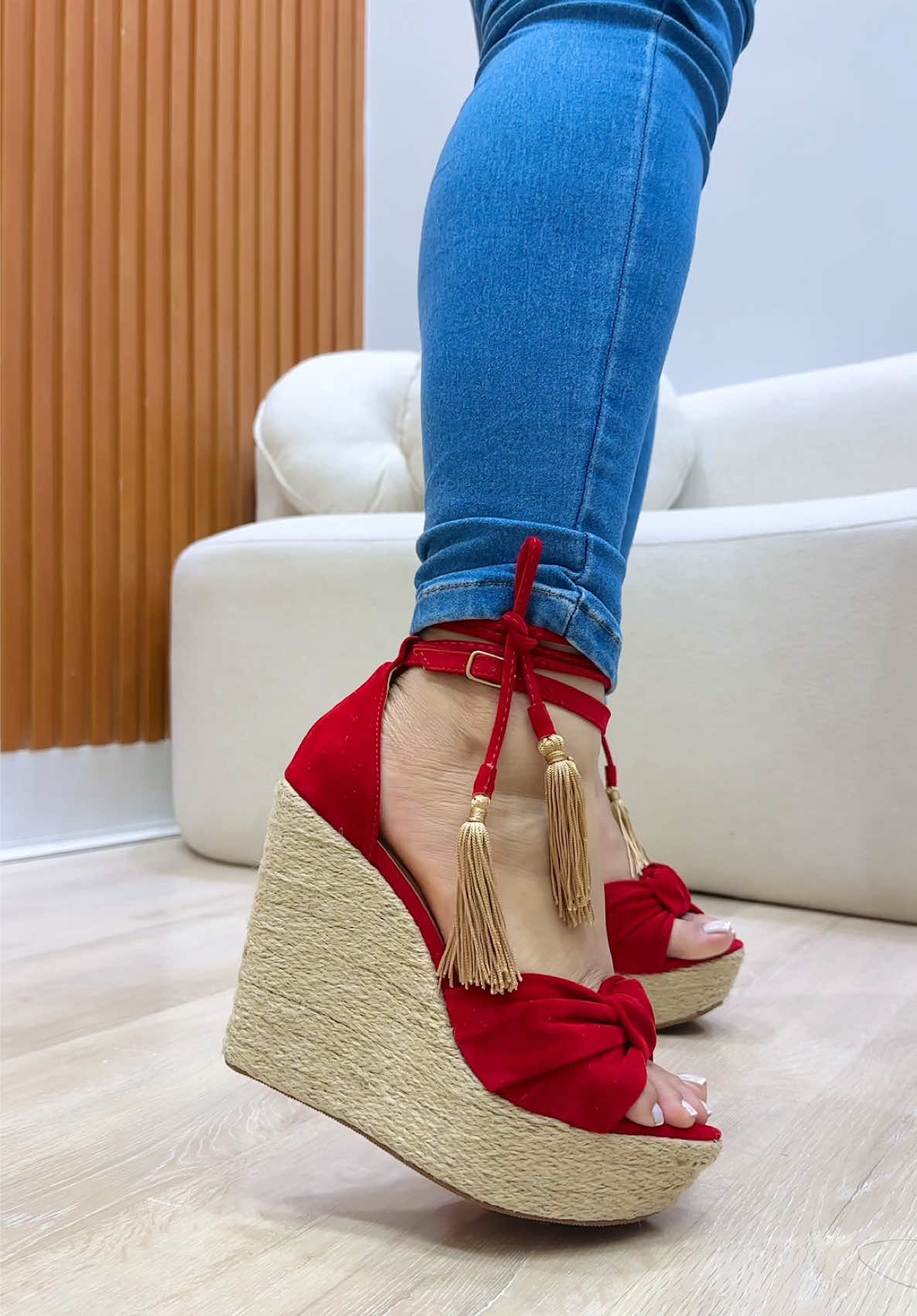 😮‍💨 Sem palavras para a nossa Sandália Anabela Vermelha 12cm! Usariam? #modafeminina #sapatosfemininos #calcadosfemininos #lojadecalcadosfemininos #sandaliasfemininas 