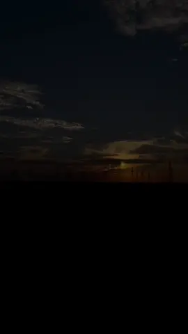جميعنا نعيش نفس الغروب لكن بحكايات وشجون مختلفة ‏هناك من يراه وداعًا ومنهم من يراه وعدًا بلقاء وربما هو وقت تبوح فيه الأرواح بما عجزت عنه الكلمات ..🍂